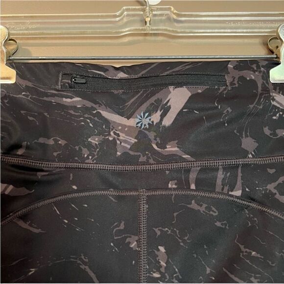 ‎Athleta printed cropped leggings. Size large tall. - Picture 9 of 12